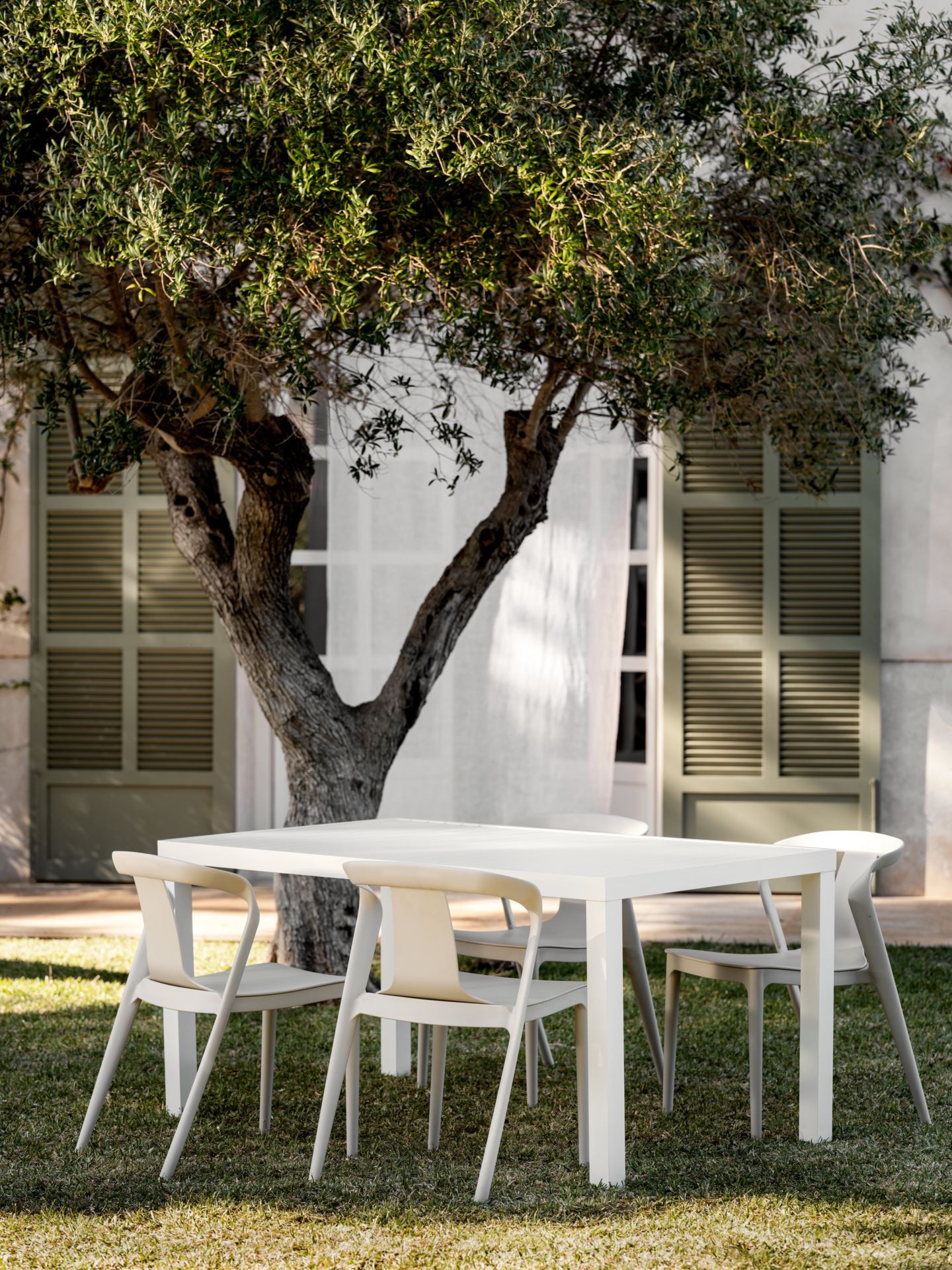 Hvit Hagestol: Den Perfekte Tilføyelsen til Din Uteplass